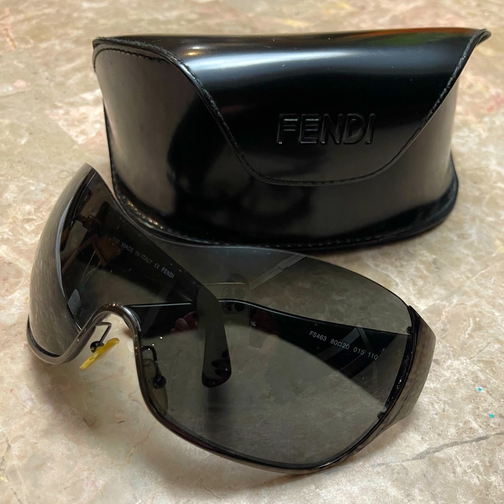 Authentic Fendi FS463 Women’s sunglasses with logo design on the frame and arms.